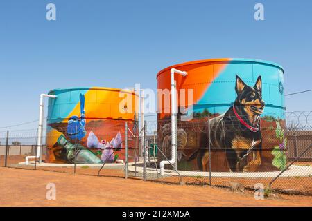 Réservoirs d'eau art dans la petite ville Outback de Sandstone, Gascoyne Murchison Western Australia Banque D'Images