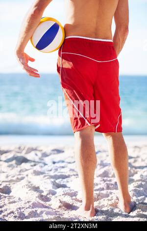 Plage sable, océan ou personne sportive avec volley-ball pour le jeu en plein air, la compétition ou regarder les vagues d'eau. Mains, jambes et dos du joueur de volley-ball Banque D'Images