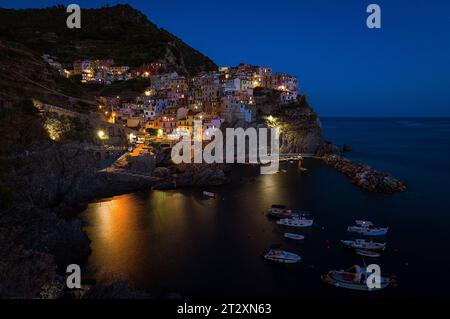 10.09.2023, xovx, Reise, Natur, Nationalpark Cinque Terre, Ligurien Italien Blick auf den Küstenort Riomaggiore an der italienischen Riviera im UNESCO-Weltkulturerbe Nationalpark Cinque Terre nordwestlich von la Spezia in der Abenddämmerung zur blauen Stunde. Riomaggiore Cinque Terre Nationalpark Ligurien Italien ITA *** 10 09 2023, xovx, voyage, nature, Parc National des Cinque Terre, Ligurie Italie vue de la ville côtière de Riomaggiore sur la Riviera italienne dans le parc national des Cinque Terre classé au patrimoine mondial de l'UNESCO au nord-ouest de la Spezia au crépuscule pendant l'heure bleue Riomaggiore Cinque Terre Natio Banque D'Images