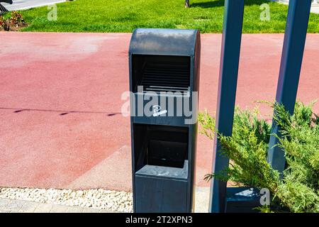 Conteneurs à ordures dans le thème de la protection de l'environnement de la ville Banque D'Images