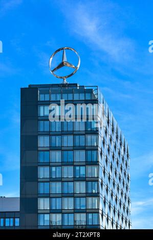 Allemagne , Berlin , 21.10.2023 , l'étoile Mecedes Benz sur le gratte-ciel à la galerie East Side Banque D'Images