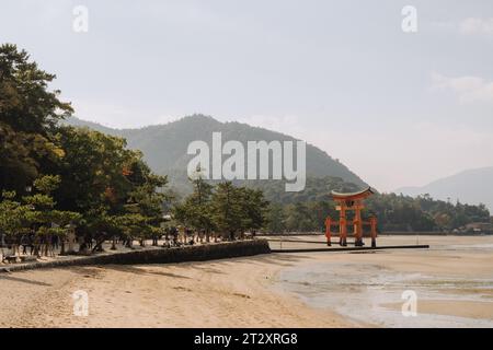 Itsukushima Jinja Otorii (Grande porte Torii), île de Miyajima, Hiroshima, Japon Banque D'Images