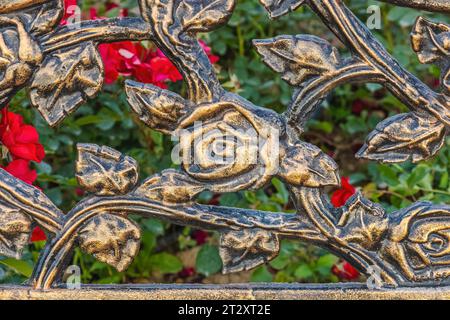 Élégante œuvre d'art forgée - fleur rose en métal ou en acier. Banque D'Images