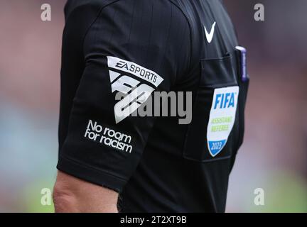 Londres, Royaume-Uni. 21 octobre 2023. Un arbitre assistant porte des badges sur son bras disant « pas de place pour le racisme » et faisant la promotion du nouveau jeu vidéo EA Sports FC 24 lors du match de Premier League au Gtech Community Stadium, à Londres. Le crédit photo devrait se lire : Paul Terry/Sportimage crédit : Sportimage Ltd/Alamy Live News Banque D'Images