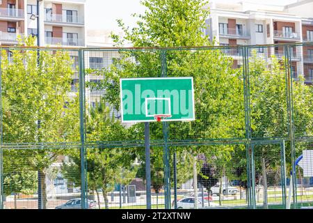 Panneau de basket-ball avec un cerceau dans un parc de la ville pour jouer à la balle pour le développement des enfants et des adolescents. Banque D'Images