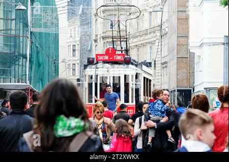 Istanbul, Türkiye. Les tramways İETT fonctionnent à nouveau comme des tramways nostalgiques sur la principale rue commerçante İstiklal Caddesi Banque D'Images