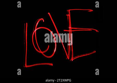 Inscription rouge vif par la méthode de la lumière gelée sur la photo pour la Saint-Valentin, pour les cadeaux aux proches. Banque D'Images