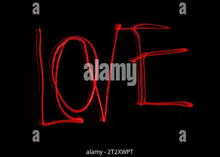 Inscription rouge vif par la méthode de la lumière gelée sur la photo pour la Saint-Valentin, pour les cadeaux aux proches. Banque D'Images