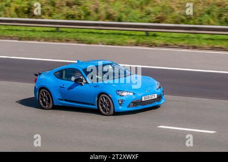 2019 Toyota Gt86 Club Series Electric Blue Ed D-4S car coupe essence 1998 cc, 197 ch 2,0 litres ; voyageant à grande vitesse sur l'autoroute M6 dans le Grand Manchester, Royaume-Uni Banque D'Images