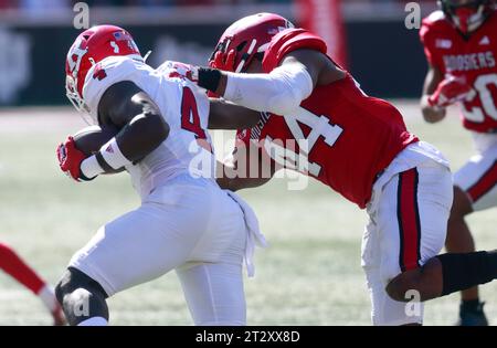 Bloomington, États-Unis. 21 octobre 2023. Rutgers Scarlet Knights Running back Aaron Young (4) masques Indiana Hoosiers linebacker Aaron Casey (44) lors d'un match de football de la NCAA à Bloomington. Rutgers a battu l'Université de l'Indiana 31-14. Crédit : SOPA Images Limited/Alamy Live News Banque D'Images