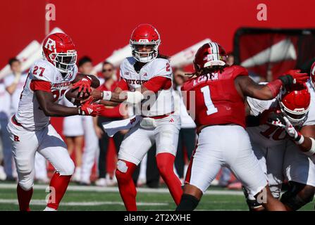 Bloomington, États-Unis. 21 octobre 2023. Gavin Wimsatt (2), le quarterback de Rutgers Scarlet Knights, remet le ballon aux Hoosiers de l'Indiana, Trent Howland (27) contre l'Université de l'Indiana lors d'un match de football de la NCAA à Bloomington. Rutgers a battu l'Université de l'Indiana 31-14. Crédit : SOPA Images Limited/Alamy Live News Banque D'Images