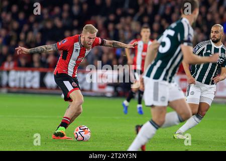 Sheffield, Royaume-Uni. 21 octobre 2023. Oliver McBurnie #9 de Sheffield United passe le ballon lors du match de Premier League Sheffield United vs Manchester United à Bramall Lane, Sheffield, Royaume-Uni, le 21 octobre 2023 (photo de Conor Molloy/News Images) à Sheffield, Royaume-Uni le 10/21/2023. (Photo de Conor Molloy/News Images/Sipa USA) crédit : SIPA USA/Alamy Live News Banque D'Images