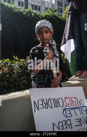 Los Angeles, États-Unis. 21 octobre 2023. Portrait d'un enfant lors de la manifestation contre le siège en cours de la bande de Gaza dans le centre-ville de Los Angeles. (Photo Adam Delgiudice/SOPA Images/Sipa USA) crédit : SIPA USA/Alamy Live News Banque D'Images