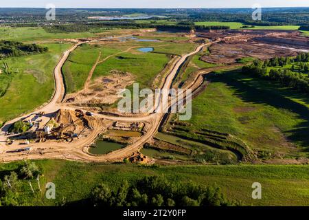 Carrière de sable et de gravier avec routes d'accès, vue aérienne Banque D'Images