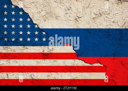 Démonstration du conflit entre les États-Unis et la Russie. Drapeau du régime américain et du régime de Moscou sur un mur d'argile fissuré. Banque D'Images