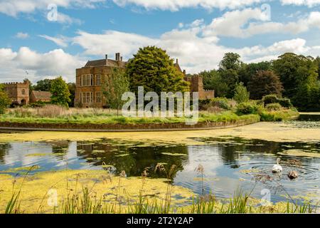 La douve au château de Broughton, Banbury, Oxfordshire, Angleterre Banque D'Images