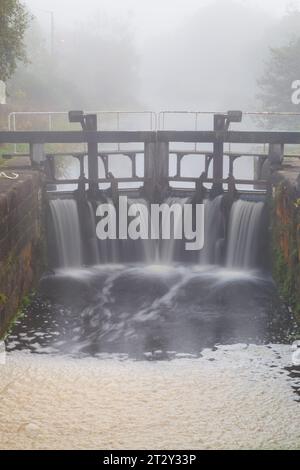 Le canal Clyde and Forth par un matin d'automne brumeux Banque D'Images