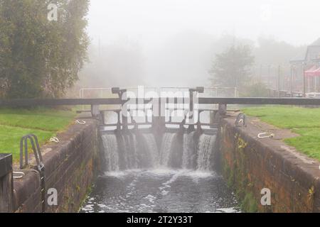 Le canal Clyde and Forth par un matin d'automne brumeux Banque D'Images