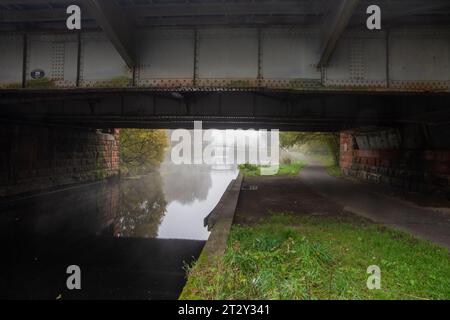 Le canal Clyde and Forth par un matin d'automne brumeux Banque D'Images