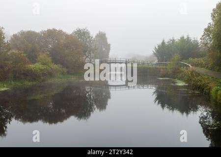 Le canal Clyde and Forth par un matin d'automne brumeux Banque D'Images