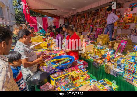 Un stand de vente au détail vendant des pétards pendant le festival hindou de Diwali dans une ville de l'Inde le 10 novembre 2022 Banque D'Images