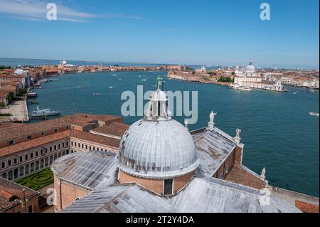 Skyline de Venise sur le canal de la Giudecca depuis le clocher de l'église San Giorgio Maggiore sur l'île de Saint Giorgio Maggiore à Venise Banque D'Images