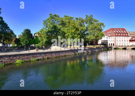 Strasbourg, France - septembre 2023 : rivière 'III' dans le centre-ville historique 'petite France' Banque D'Images