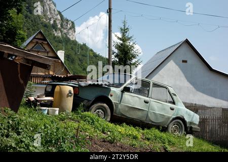 SLOVAQUIE - 17 JUILLET 2014 : vieille voiture tchèque abandonnée garée dans un village slovaque Banque D'Images