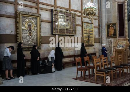 Jérusalem, Israël. 22 octobre 2023. Le patriarche orthodoxe grec de Jérusalem, Théophile III, dirige la communauté de Jérusalem dans un service commémoratif dans le katholikon ou catholicon de l'église du Saint-Sépulcre pour les personnes tuées dans la bande de Gaza et frappées par la frappe aérienne israélienne sur Saint-Sépulcre Campus de l’Église orthodoxe grecque Porphyrius dans la ville de Gaza le 19 octobre 2023. Des dizaines de Gazaouis déplacés se réfugiaient dans le complexe et certains ont été tués. Israël est engagé dans une guerre avec le Hamas de la bande de Gaza suite à des tirs massifs de roquettes de la bande de Gaza en Israël, infiltration d'hommes armés en Israël Banque D'Images