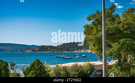 Plage de Zmijica, vue sur la mer dans la petite ville de Zelenika dans la baie de Kotor près de Herceg Novi, Monténégro Banque D'Images