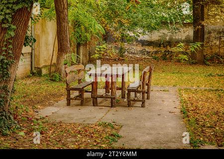 Table et chaises en bois à l'ancienne à l'extérieur Banque D'Images