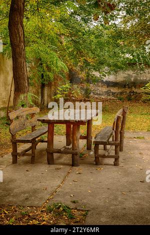 Table et chaises en bois à l'ancienne à l'extérieur Banque D'Images