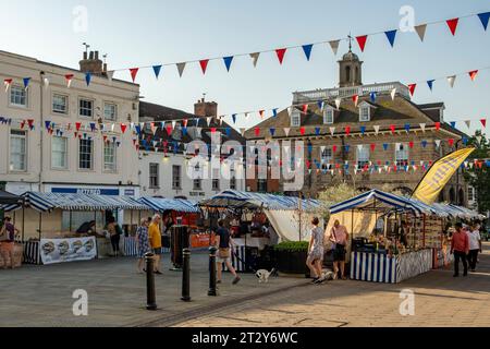 Marché du samedi, place du marché, Warwick, Warwickshire, Angleterre Banque D'Images
