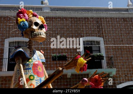 Non exclusif : 20 octobre 2023, État de Puebla, Mexique : des catrines monumentales avec diverses représentations de personnages ornent les champs et les lieux dans Th Banque D'Images