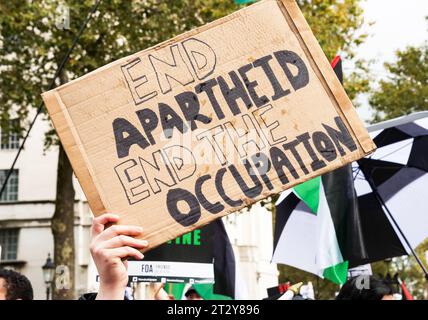 Londres, Royaume-Uni. 21 octobre 2023. Marche nationale pour Gaza, arrêtez la guerre contre Gaza. Marche de Marble Arch à Downing Street. Appelant à un cessez-le-feu et à toute l'aide nécessaire pour que les Palestiniens soient autorisés à entrer à Gaza. Organisé par la Palestine Solidarity Campaign, Friends of Al-Aqsa, Stop the War Coalition, Muslim Association of Britain, Palestinian Forum in Britain et CND. Crédit : Stephen Bell/Alamy Live News Banque D'Images