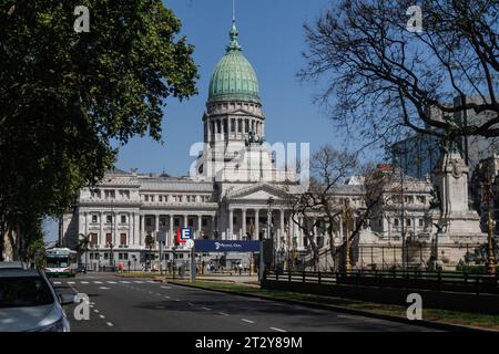 Buenos Aires, Argentine. 16 octobre 2023. Vue générale de la place des congrès de Buenos Aires, Argentine. La vie quotidienne à Buenos Aires dans le contexte des jours précédant les élections présidentielles qui seront votées le 22 octobre 2023. Crédit : SOPA Images Limited/Alamy Live News Banque D'Images