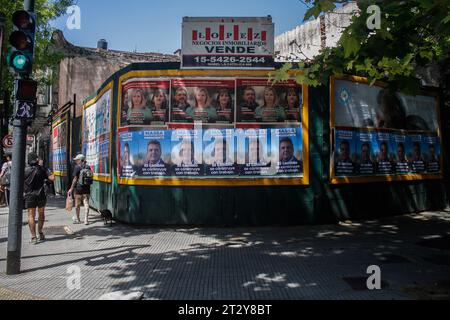 Buenos Aires, Argentine. 20 octobre 2023. Les gens passent devant des panneaux politiques dans les rues de Buenos Aires. La vie quotidienne à Buenos Aires dans le contexte des jours précédant les élections présidentielles qui seront votées le 22 octobre 2023. Crédit : SOPA Images Limited/Alamy Live News Banque D'Images