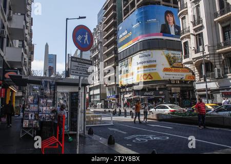 Buenos Aires, Argentine. 16 octobre 2023. Panneau politique vu dans le centre-ville de Buenos Aires. La vie quotidienne à Buenos Aires dans le contexte des jours précédant les élections présidentielles qui seront votées le 22 octobre 2023. Crédit : SOPA Images Limited/Alamy Live News Banque D'Images