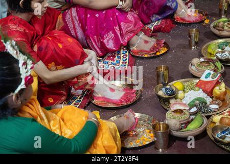 22 octobre 2023 : les filles s'habillent en déesse Durga lorsqu'elles participent aux rituels Kumari Puja, pendant le festival Navratri au temple Kamakhya, à Guwahati, Assam, Inde, le 22 octobre 2023. Kumari Puja une partie essentielle de Durga puja, au cours de laquelle une adolescente est vénérée symboliquement comme une déesse Durga. (Image de crédit : © David Talukdar/ZUMA Press Wire) USAGE ÉDITORIAL SEULEMENT! Non destiné à UN USAGE commercial ! Banque D'Images