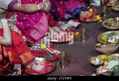 22 octobre 2023 : les filles s'habillent en déesse Durga lorsqu'elles participent aux rituels Kumari Puja, pendant le festival Navratri au temple Kamakhya, à Guwahati, Assam, Inde, le 22 octobre 2023. Kumari Puja une partie essentielle de Durga puja, au cours de laquelle une adolescente est vénérée symboliquement comme une déesse Durga. (Image de crédit : © David Talukdar/ZUMA Press Wire) USAGE ÉDITORIAL SEULEMENT! Non destiné à UN USAGE commercial ! Banque D'Images