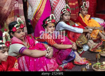 22 octobre 2023 : les filles s'habillent en déesse Durga lorsqu'elles participent aux rituels Kumari Puja, pendant le festival Navratri au temple Kamakhya, à Guwahati, Assam, Inde, le 22 octobre 2023. Kumari Puja une partie essentielle de Durga puja, au cours de laquelle une adolescente est vénérée symboliquement comme une déesse Durga. (Image de crédit : © David Talukdar/ZUMA Press Wire) USAGE ÉDITORIAL SEULEMENT! Non destiné à UN USAGE commercial ! Banque D'Images