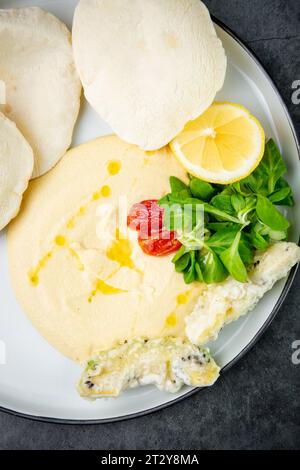 steak de poisson avec gâteaux de riz, tomates cerises, citron et herbes, vue de dessus Banque D'Images