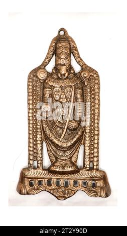 statue ancienne venkateshwara tirupati balaji isolée, une idole en cuivre avec de grands détails représentant le seigneur vishnu de la religion hindoue Banque D'Images