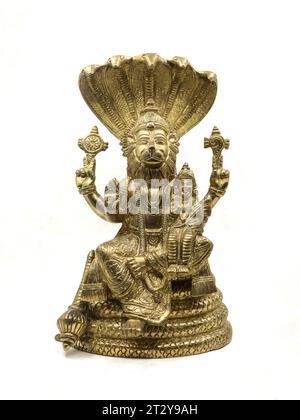 statue dorée du seigneur vishnu avatar, lion narasimha face à de multiples mains assis sur un serpent avec de multiples têtes à côté de la déesse lakshmi Banque D'Images