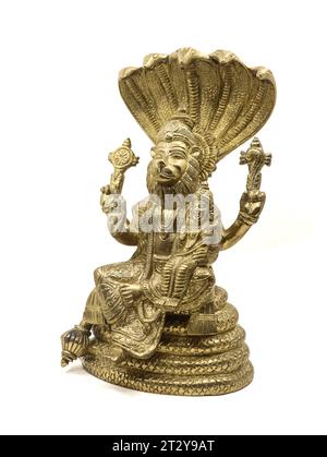 statue dorée du seigneur vishnu avatar, lion narasimha face à de multiples mains assis sur un serpent avec de multiples têtes à côté de la déesse lakshmi, isolé Banque D'Images