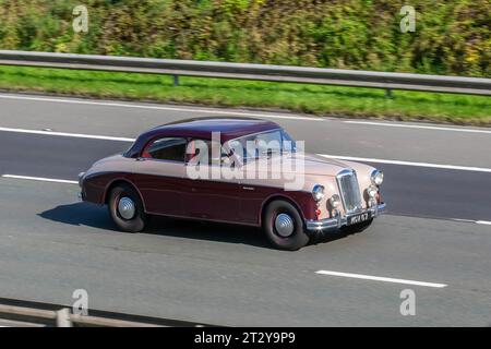 Années 1958 50 Fifties Riley 2,6 Maroon essence berline 2639 cc. Riley-Two-point-six 4 portes 2.6L BMC série C Straight-6 cylindres 101bhp moteur ; se déplaçant à grande vitesse sur l'autoroute M6 dans le Grand Manchester, Royaume-Uni Banque D'Images