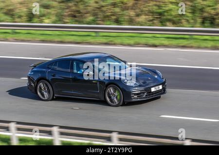 2022 Porsche Panamera 4 Ehyb Platinum Ed sa V6 462 PDK Auto 17.9Kwh PHEV Elec PWR 136Ch Start/Stop gris Hatchback Hybrid Electric 2894 cc voyageant à grande vitesse sur l'autoroute M6 dans le Grand Manchester, Royaume-Uni Banque D'Images