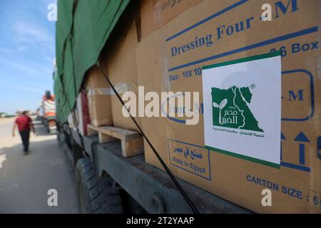 Gaza, Palestine. 21 octobre 2023. Fournitures vues dans un camion à la frontière de Rafah. L'agence des Nations Unies (ONU) devrait fournir une aide humanitaire à ceux qui en ont besoin dans diverses zones de la bande de Gaza, a déclaré samedi le bureau des médias du gouvernement de Gaza. Crédit : SOPA Images Limited/Alamy Live News Banque D'Images