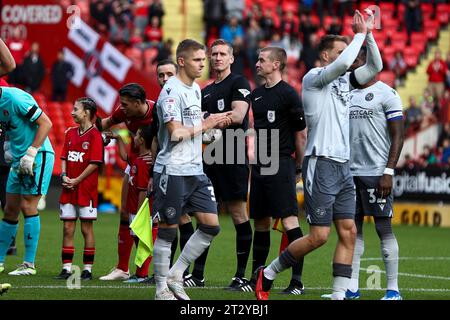 Arbitre Scott Oldham lors du match Sky Bet League 1 entre Charlton Athletic et Reading at the Valley, Londres, le samedi 21 octobre 2023. (Photo : Tom West | MI News) Banque D'Images