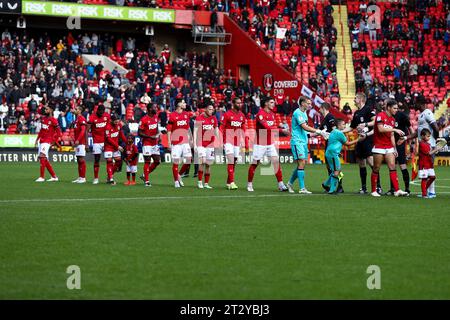 L'équipe à domicile lors du match de Sky Bet League 1 entre Charlton Athletic et Reading at the Valley, Londres, le samedi 21 octobre 2023. (Photo : Tom West | MI News) Banque D'Images